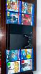 Vendo PS4 com um controle e 8 jogos.