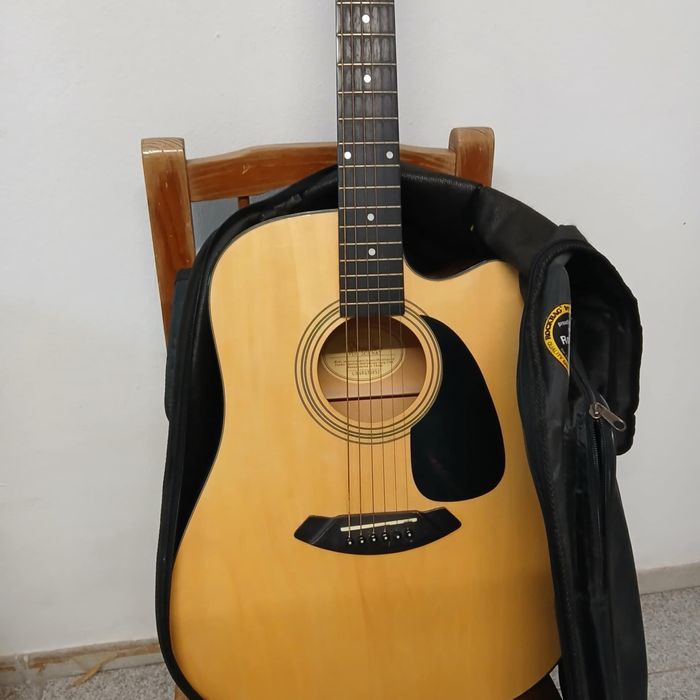 Guitarra acústica Fender (ampliação avariada)