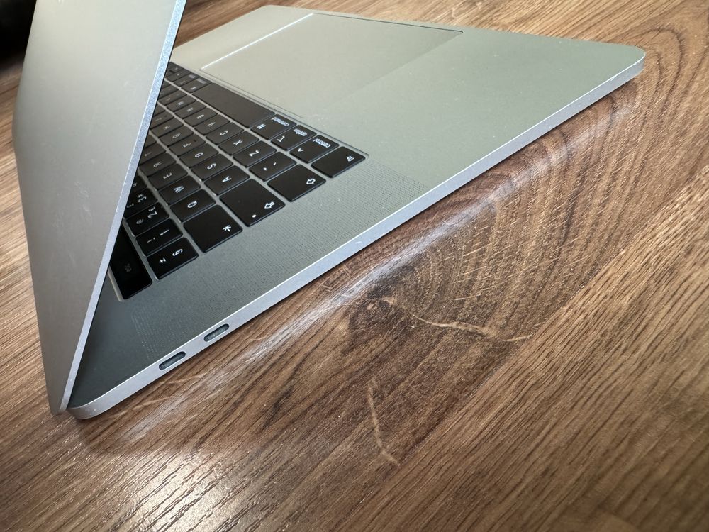 Laptop MacBook Pro 15 i7-8850H/16/512 A1990 Silver 2018 Sequoia