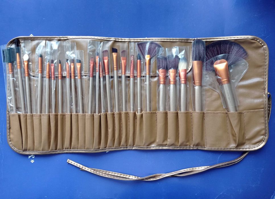 Подарок для неё: набор кистей для макияжа
