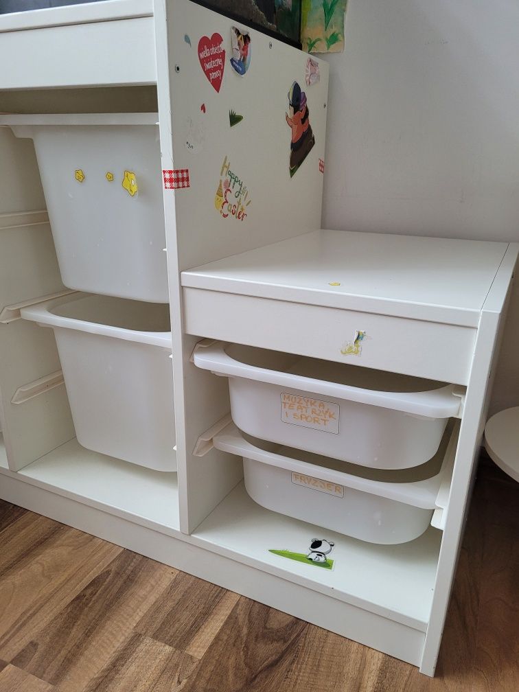 Biały regał IKEA Trofast z szufladami
