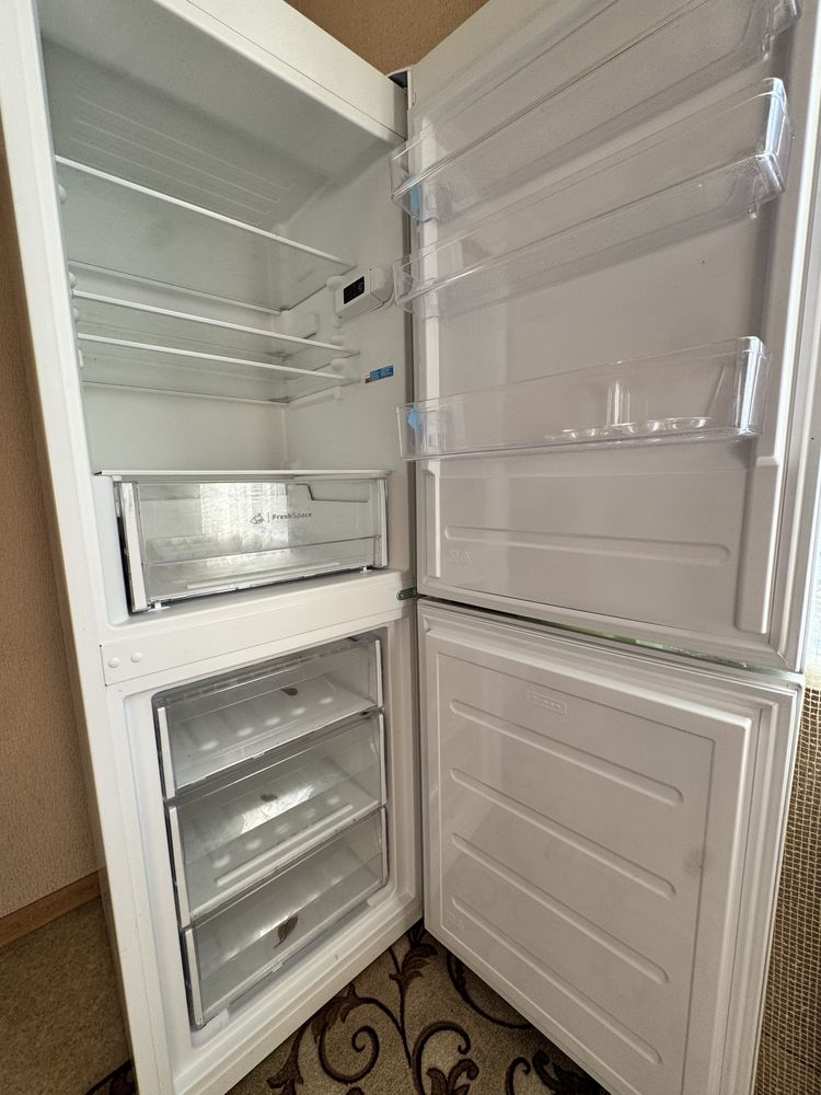 Холодильник Indesit LI7 SN1E W в ідеальному стані. Практично новий
