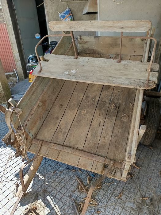 Carroça com antiguidade.
