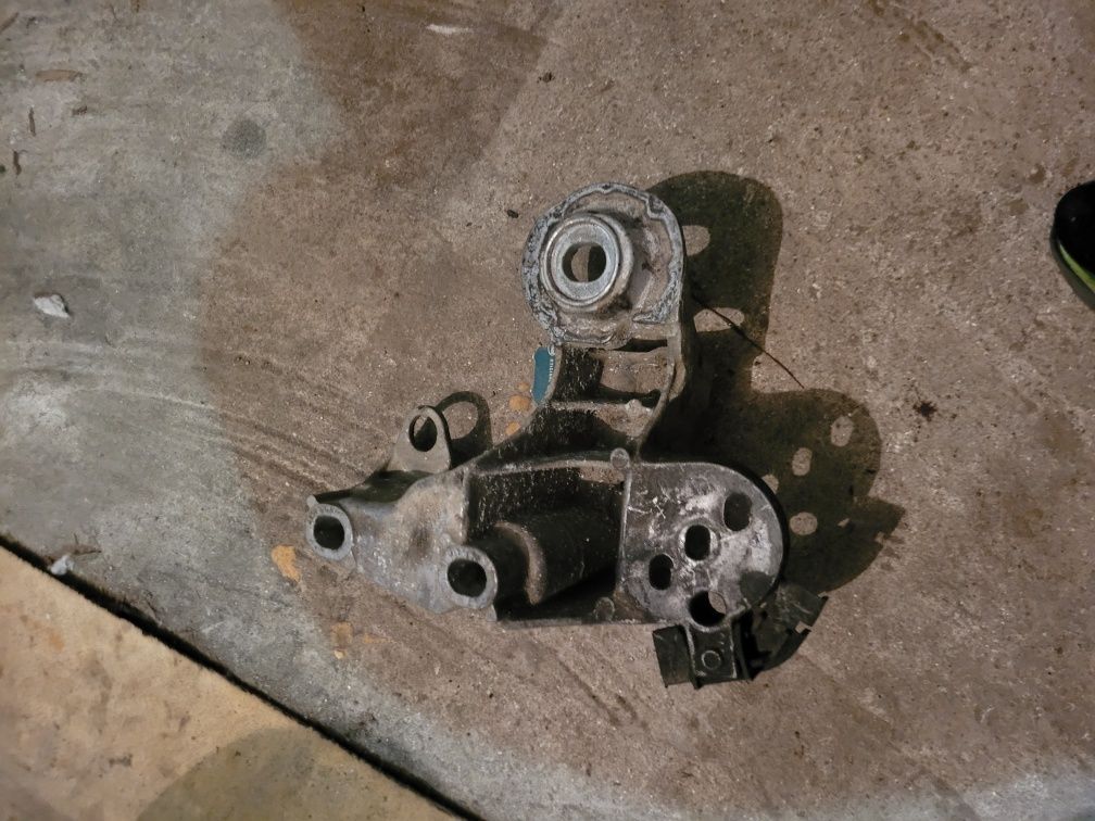 Кронштейн двигуна vag 1.8 t awt