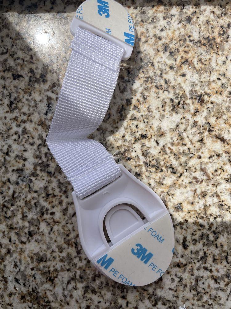 Fecho protetor para gavetas de autocolante
