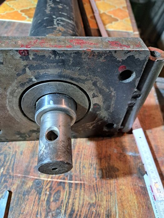 Cylinder- siłownik hydrauliczny ,duży.