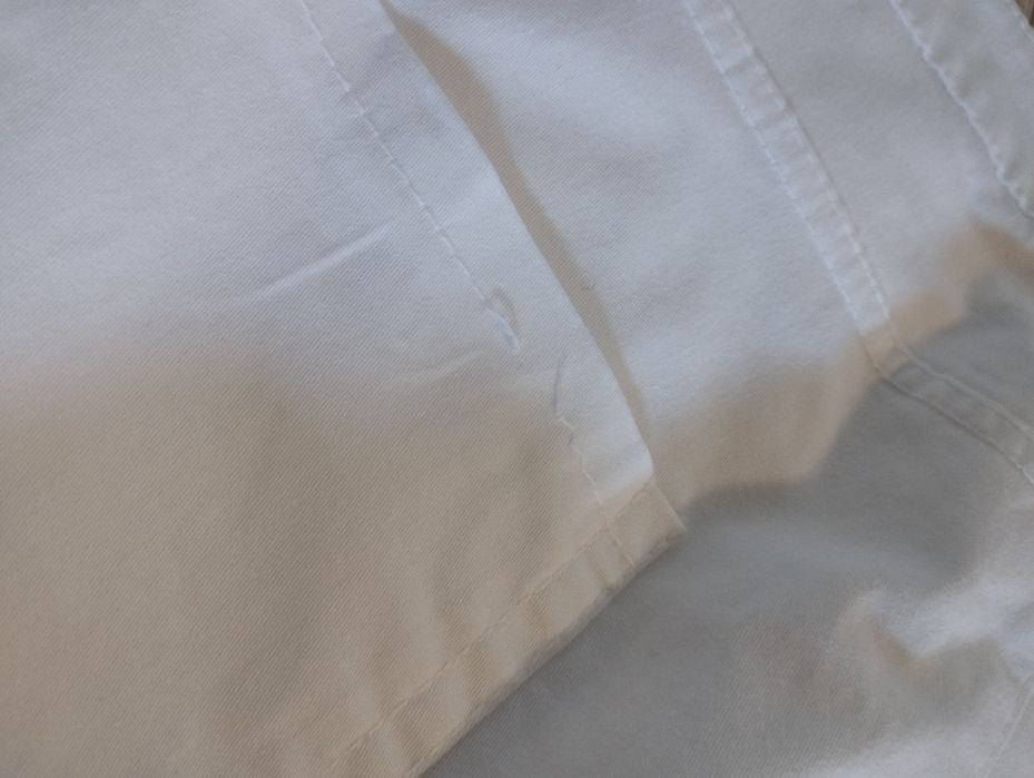 Białe dżinsy z dziurami na kolanach, rozmiar L