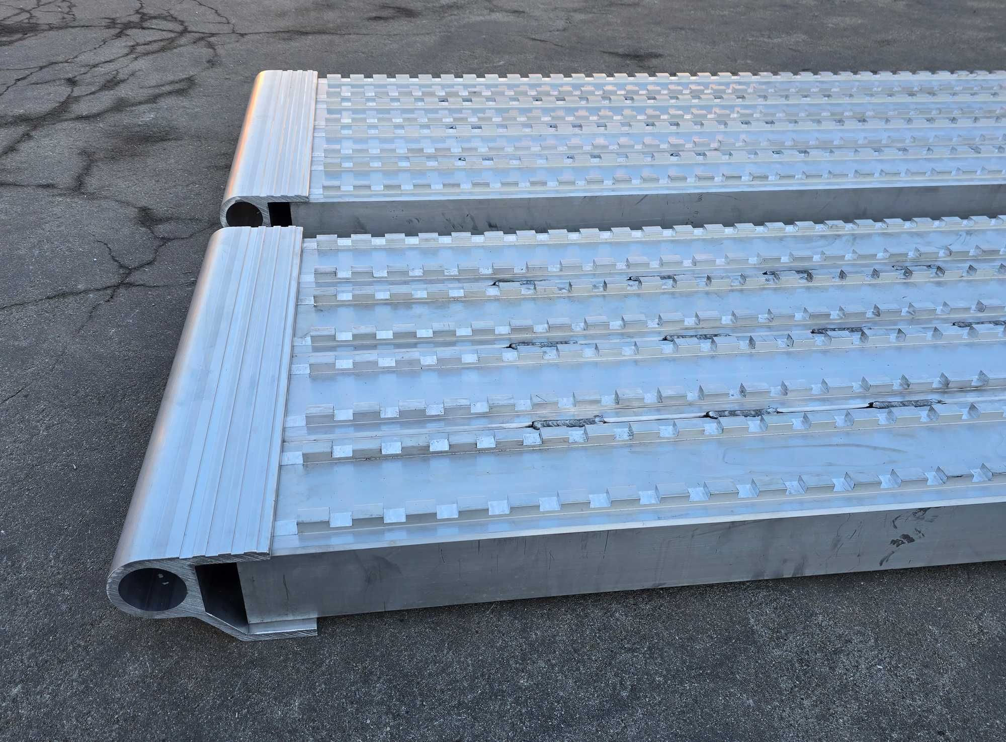 Najazdy aluminiowe PROFESSIONAL 2400x600x90mm mocowanie na rurę 15 ton