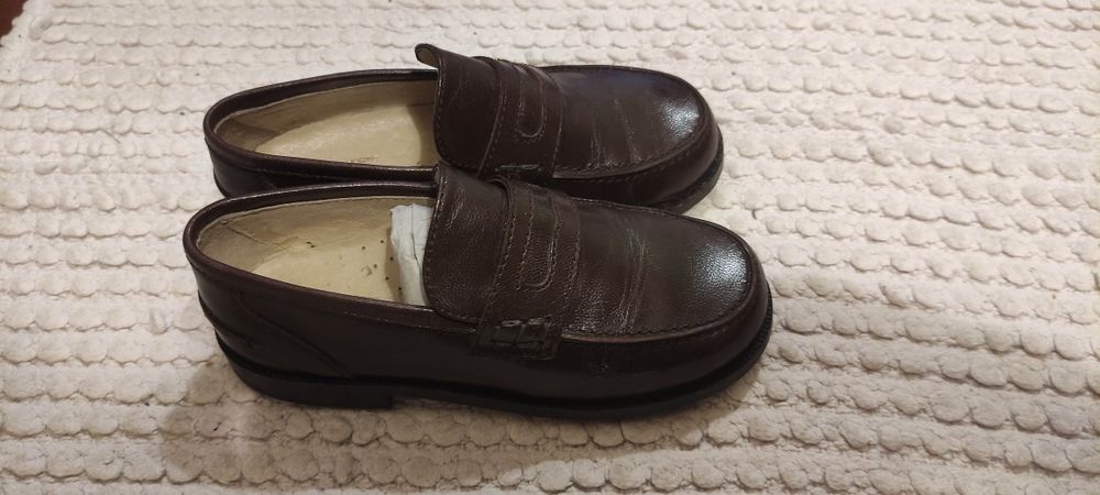 Sapatos de criança em pele