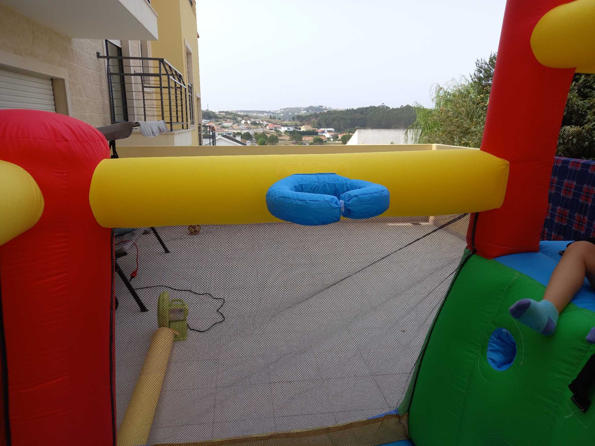 Insuflável com Escorrega, Trampolim e Piscina