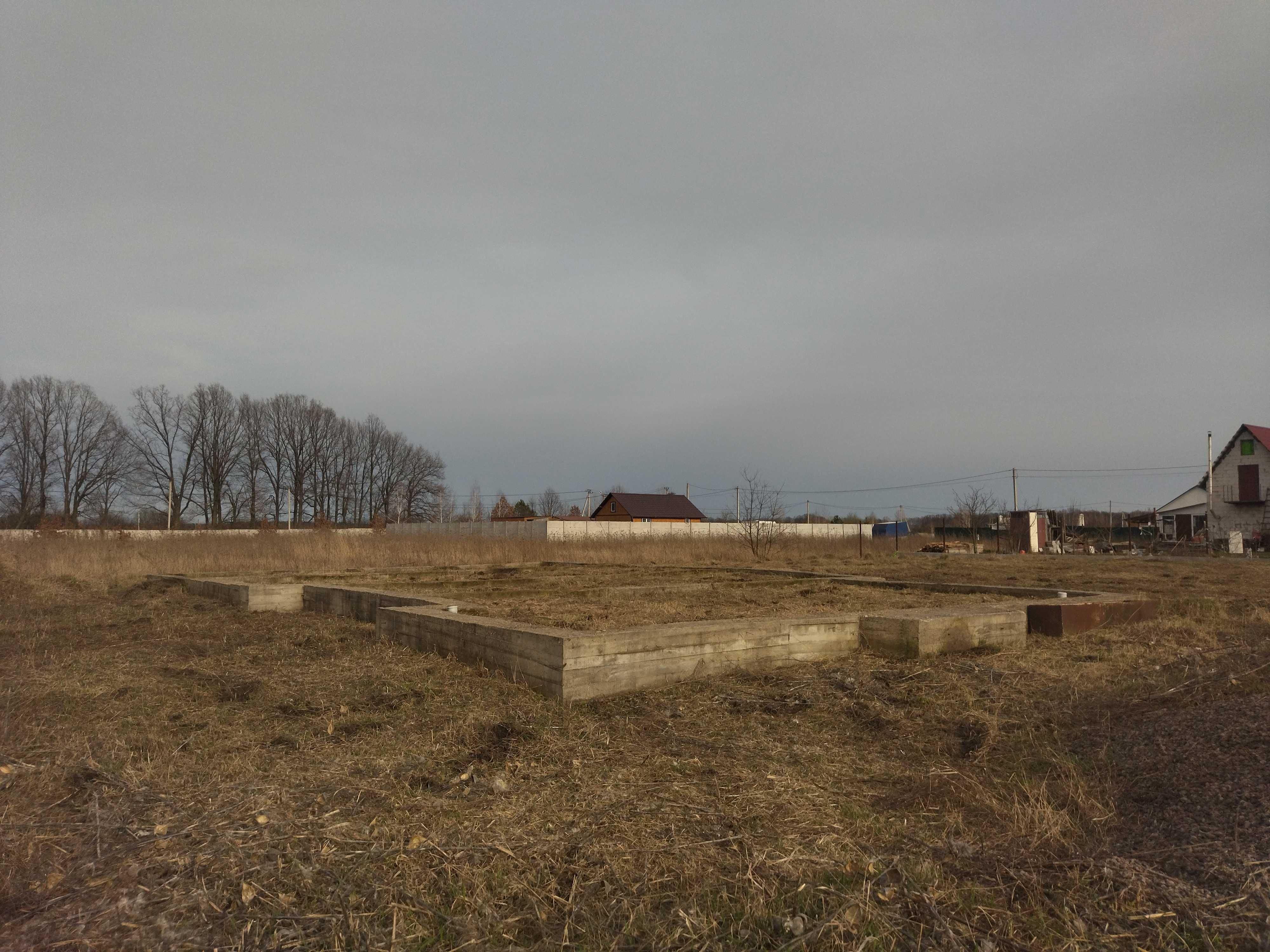 Продаж земельної ділянки, що розташована поблизу села Плесецьке.