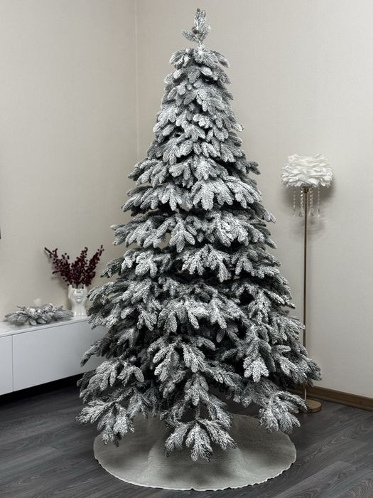 Штучна засніжена ялинка Рояль Мега 2.1 м з килимком