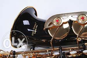 Saxofone alto preto e dourado.