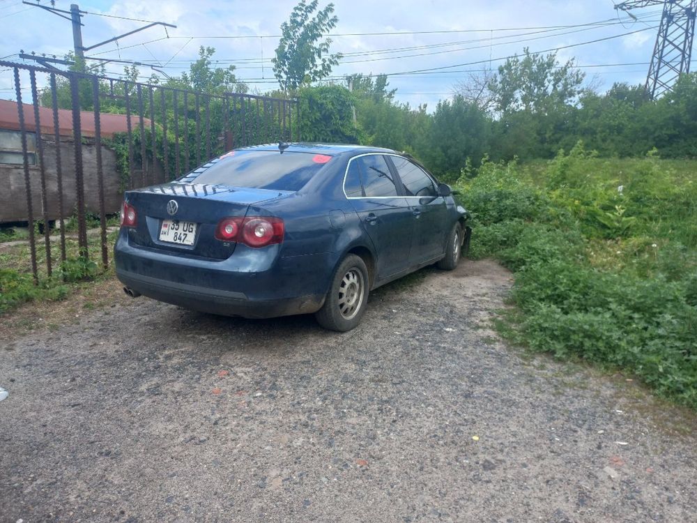 Продам Volkswagen  Jeta 5,после ДТП,мотор коробка целые,не растаможена