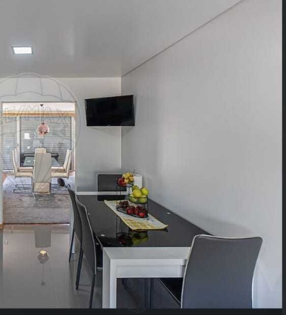 Mesa de cozinha com quatro cadeiras, como novo.