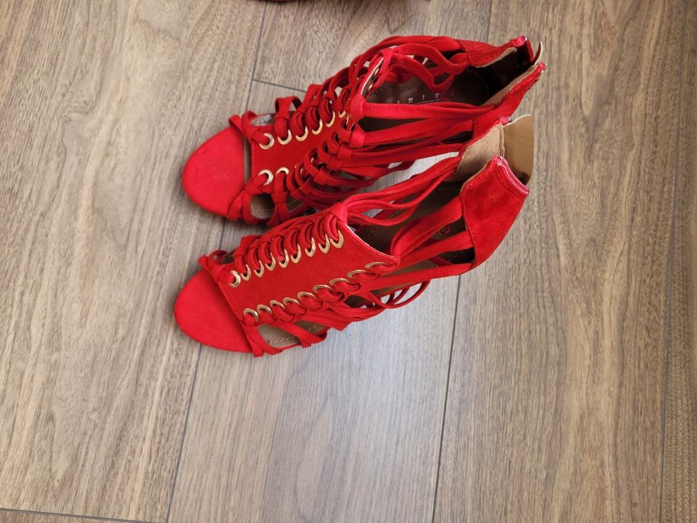 Buty damskie na obcasie
