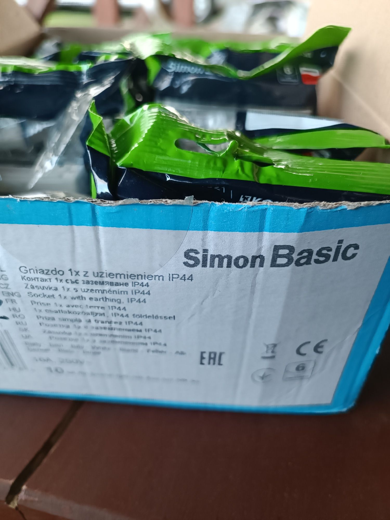 10 Gniazd białych z klapką Simon Basic nowe