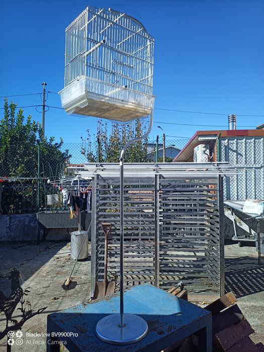 Gaiola em alumínio muito leve e não ganha ferrugem