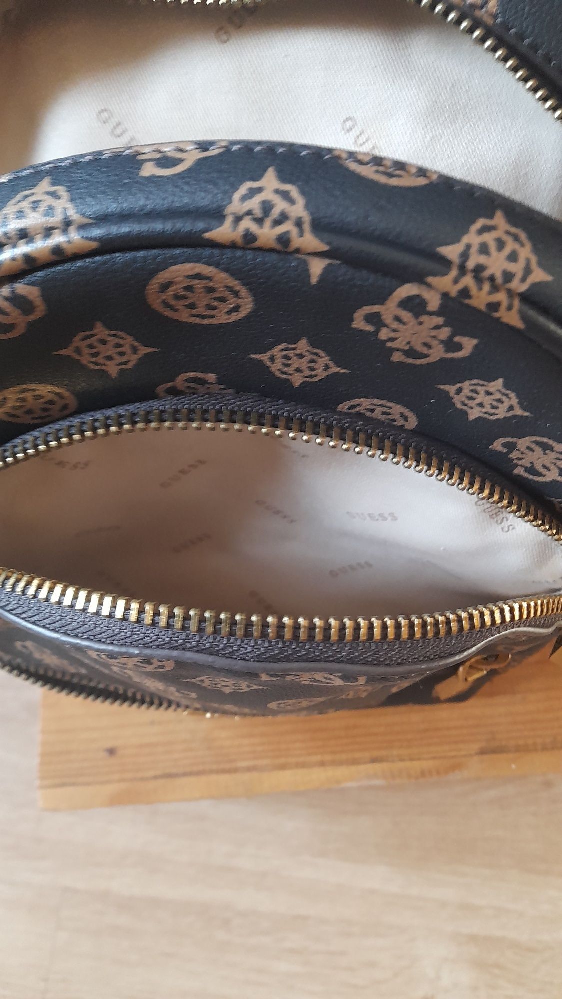 Mochila castanha Guess