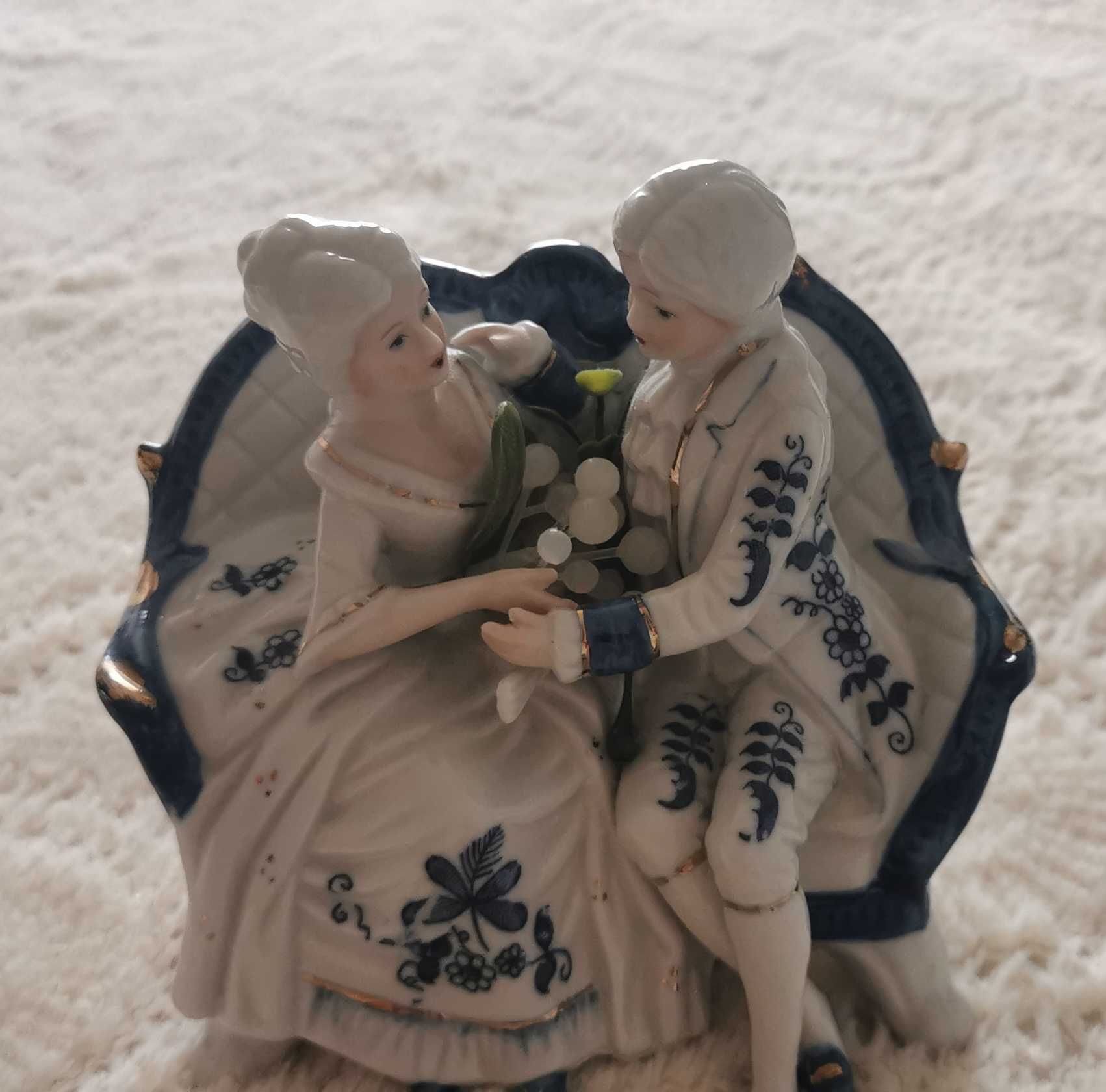 Figurka porcelanowa - para dworska na sofie