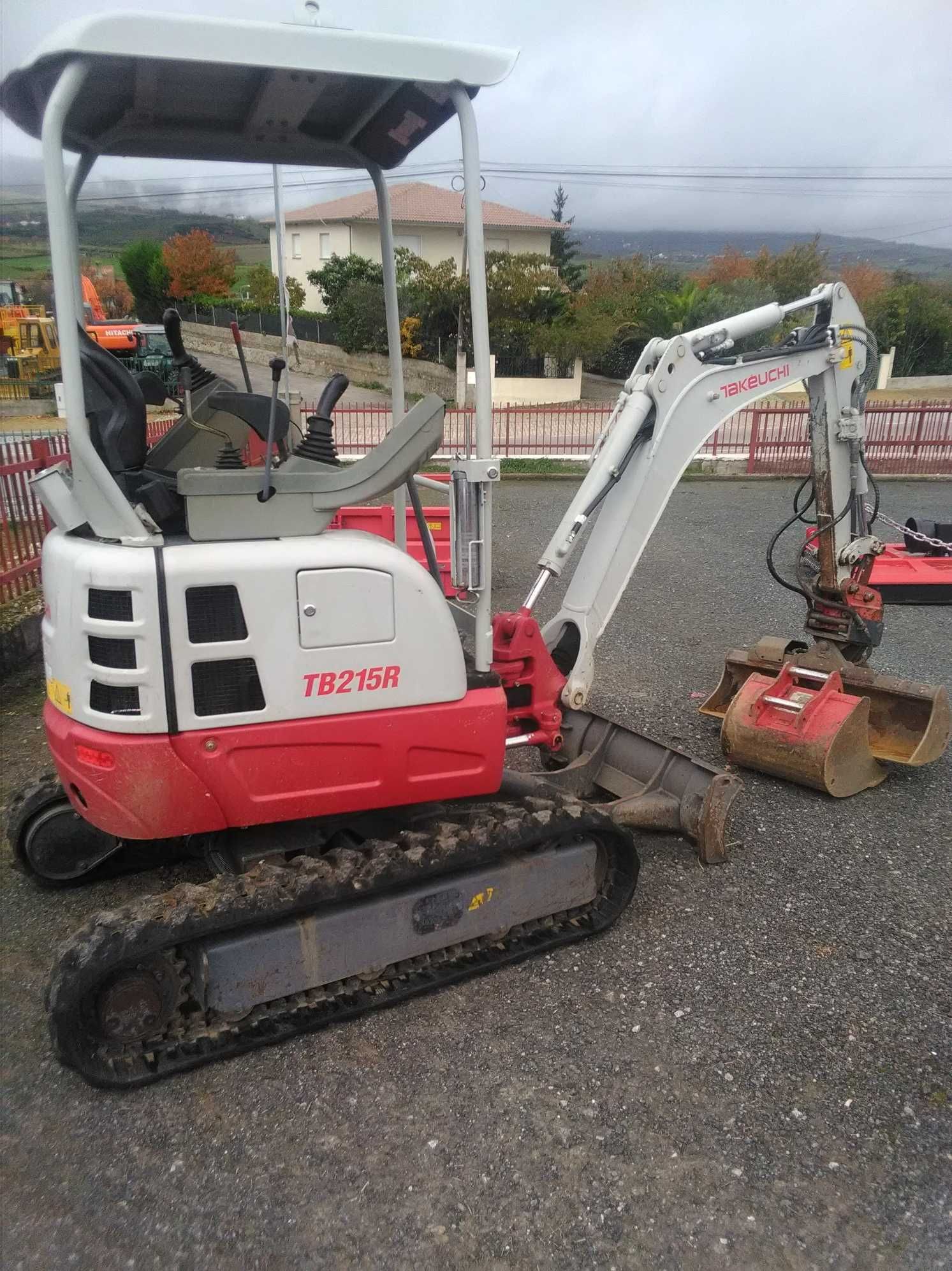 TAKEUCHI TB215R
1.5T
Peso operacional 1.610kg