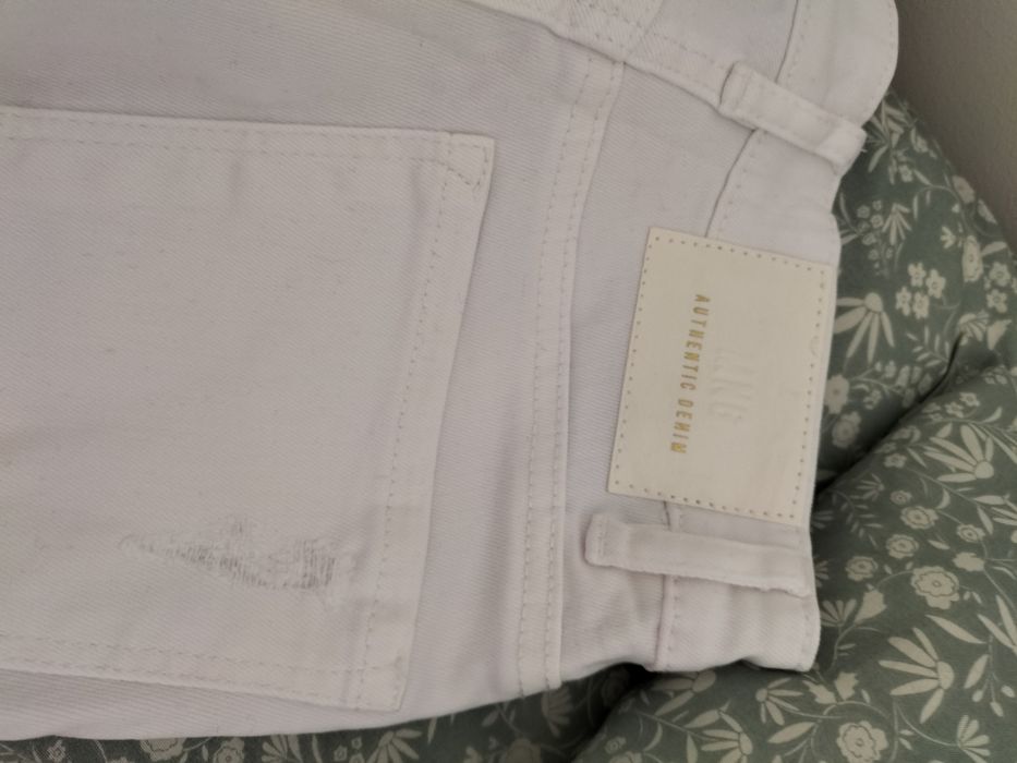 Calças brancas a boca de sino Novas Mango