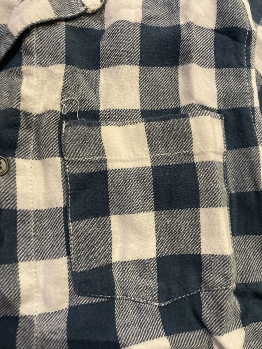 Camisa azul e branca