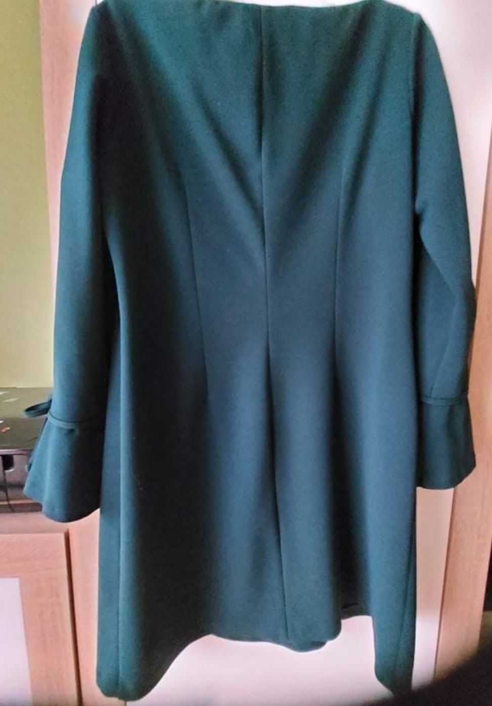 Elegancka ciemno zielona sukienka do kolan z kokardkami Fabien