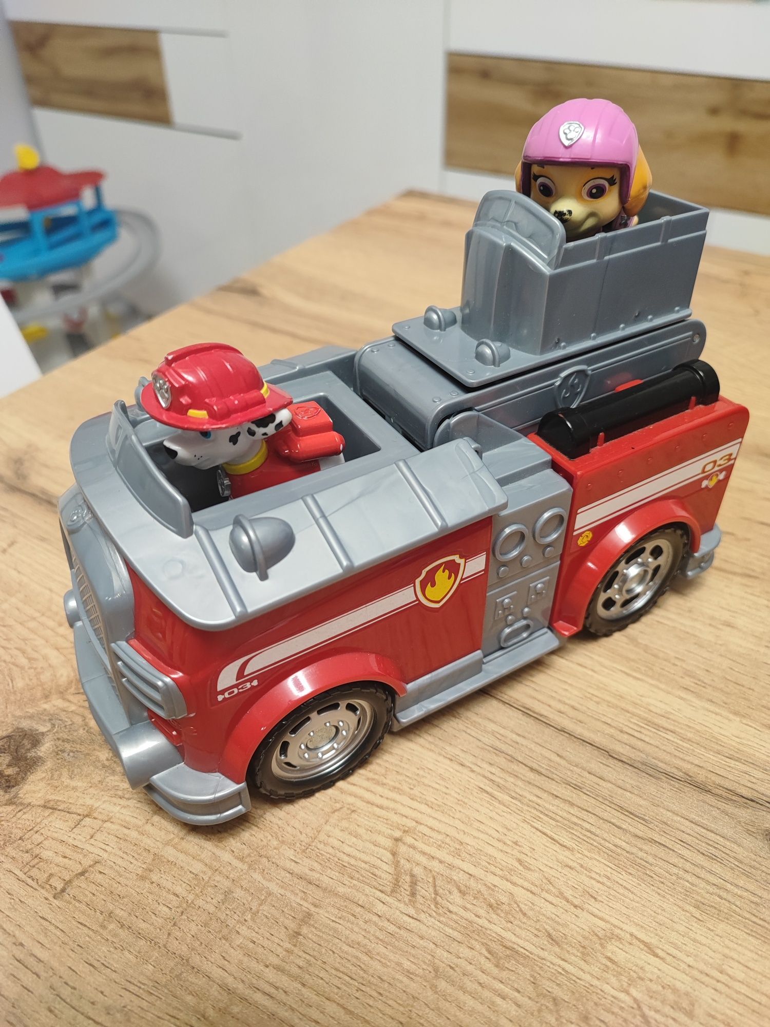 Sprzedam auto Marshalla z 2 figurkami