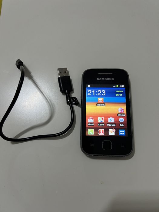 Продам телефон все працює !