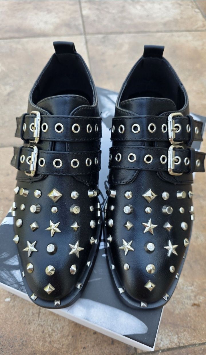 Czarne buty z cwiekami eleganckie polbuty damskie emo alternative got