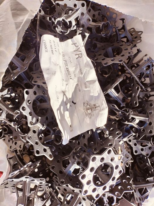 Пірамідки під арматуру пластик