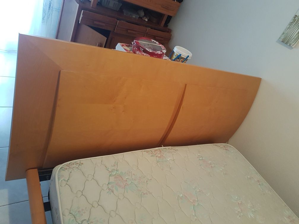 Vende-se cama casal em madeira maciça + colchão