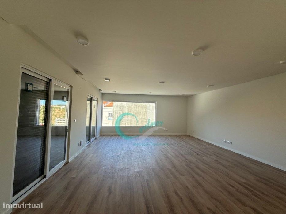 Apartamento T3 com terraço e dois lugares de estacionamento na Cova...