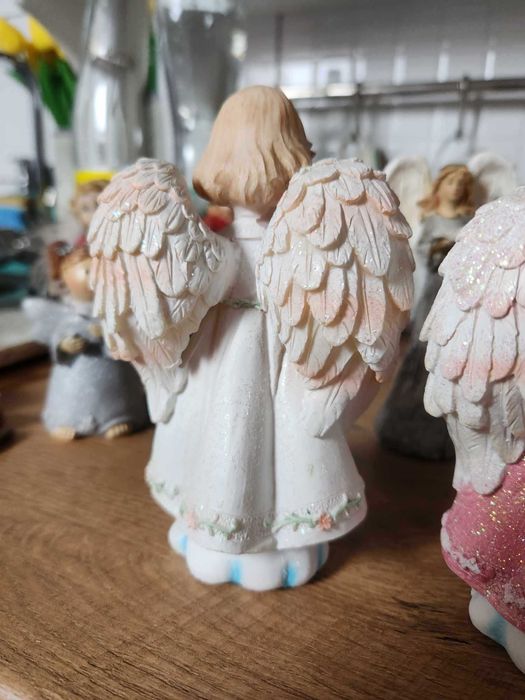 2 anioły czytające biały i różowy o wym. 14x8x7 cm