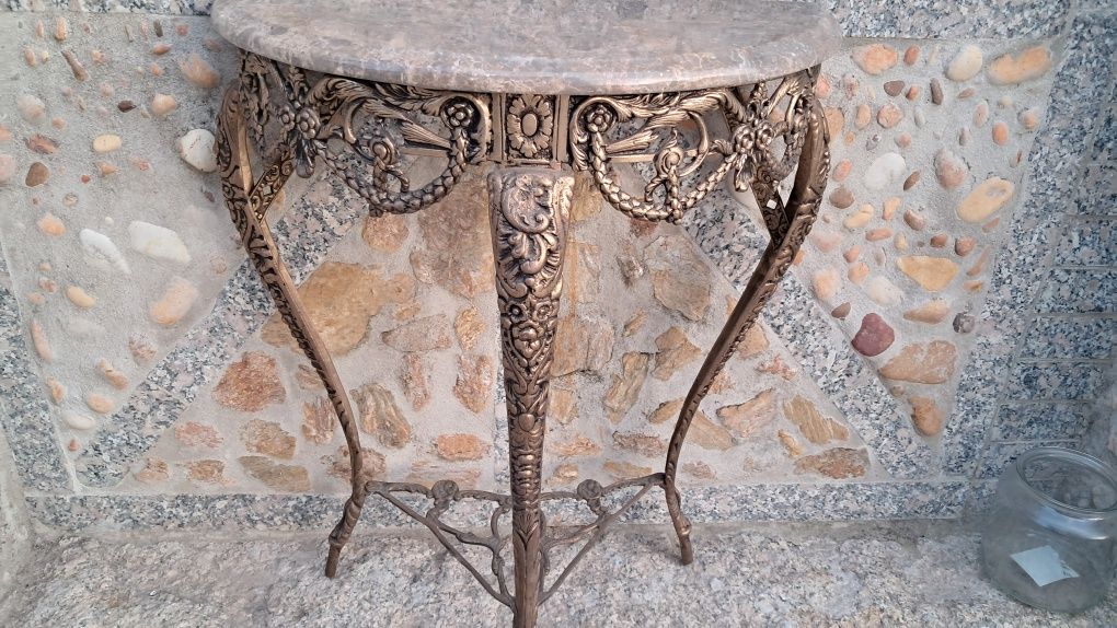 Mesa em ferro e tampo de pedra