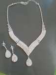 Conjunto colar / fio / gargantilha e brincos em brilhantes