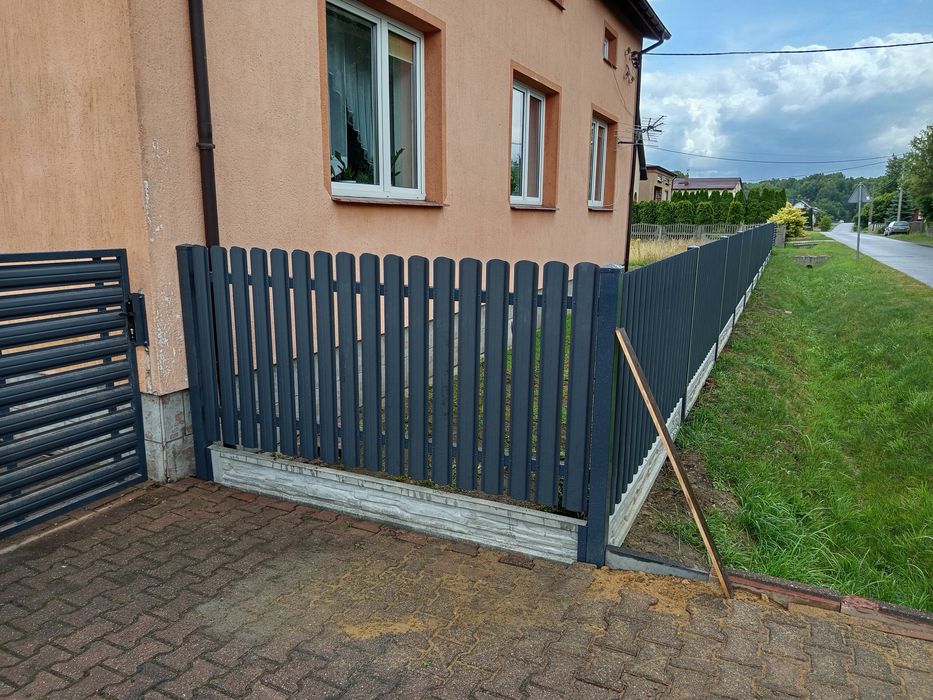 Ogrodzenie ze sztachet metalowych przęsła na podmurówce