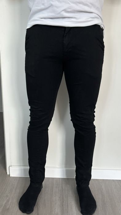 Czarne spodnie chinosy