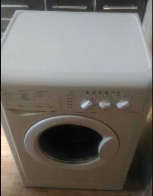 Продам стиральную машинку indesit  WiL105 (Италия) читаємо ОПИС уважно
