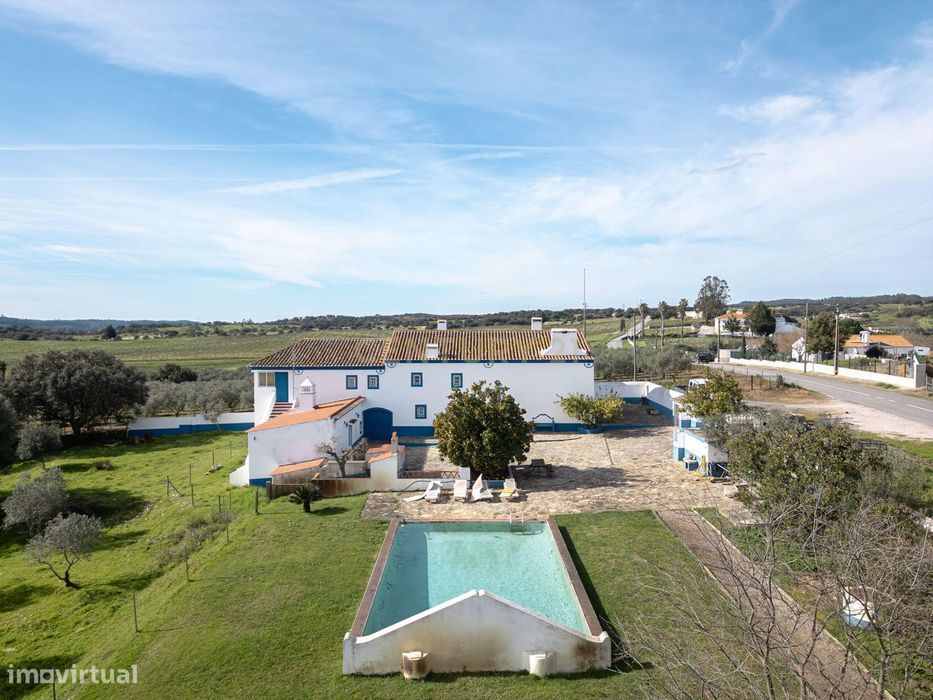 Monte Alentejano em Rio de Moinhos com Vista para a Serra d`Ossa.