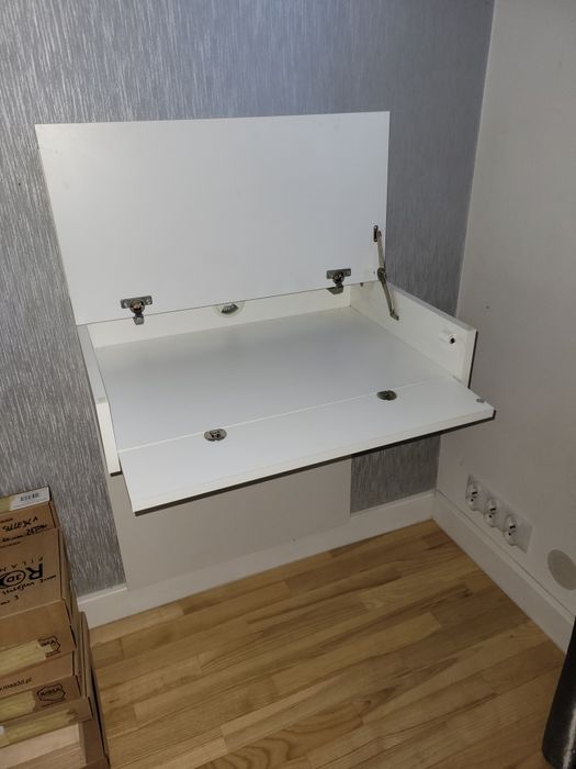 Biurko, toaletka. Wisząca,  przyścienna