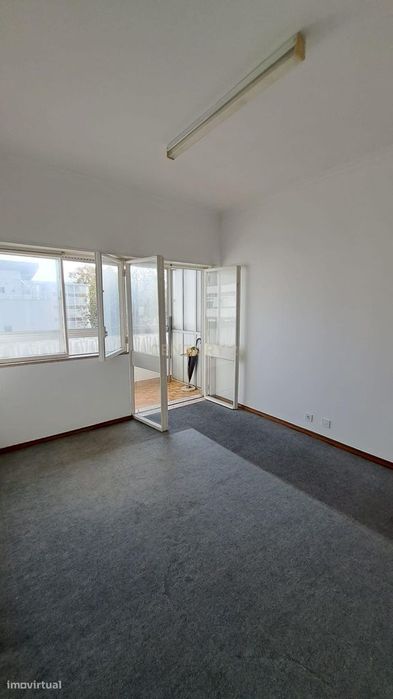 Escritório/Gabinete | Centro da Parede | Arrendamento