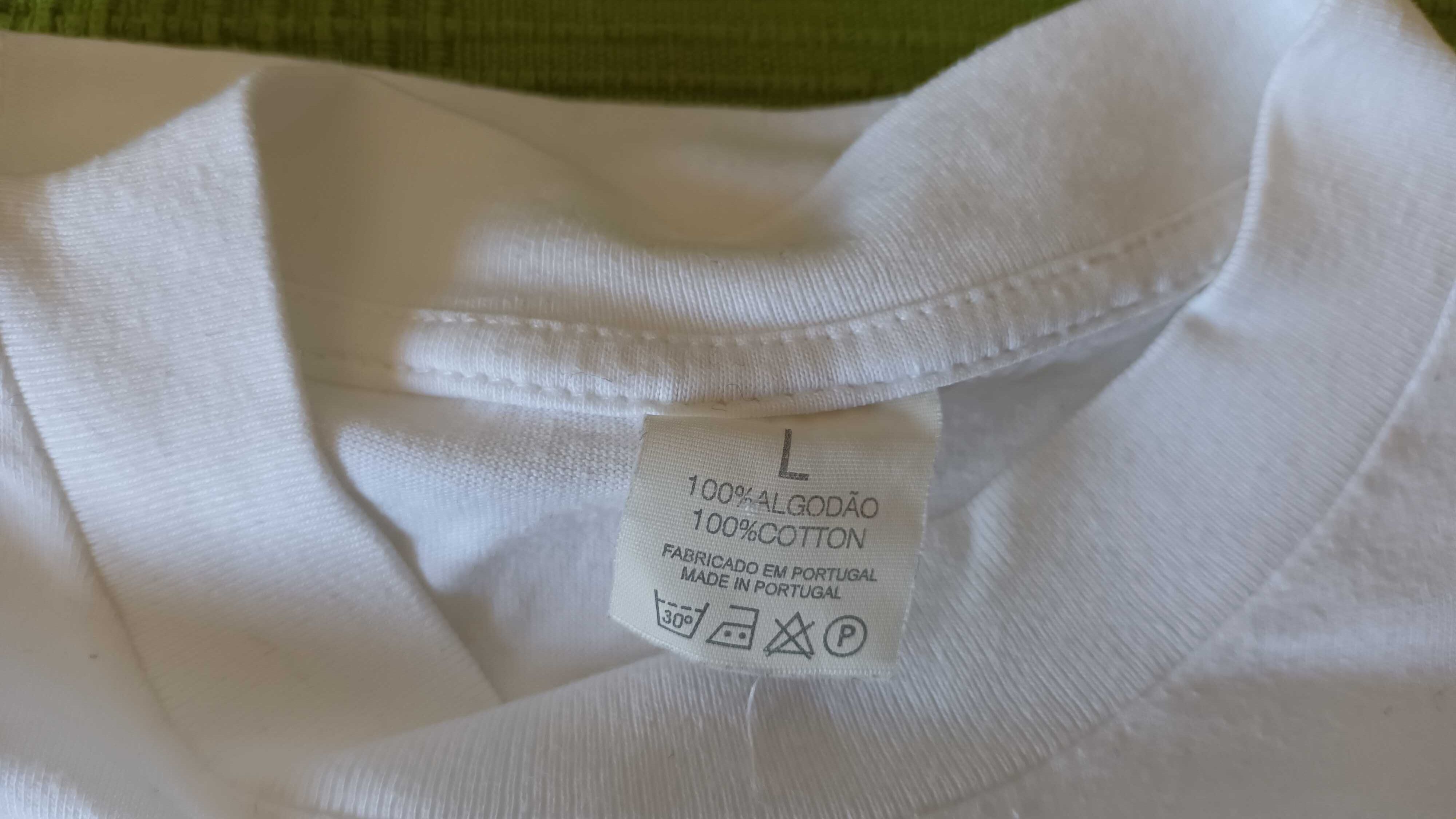 T-shirt branca da Quebramar