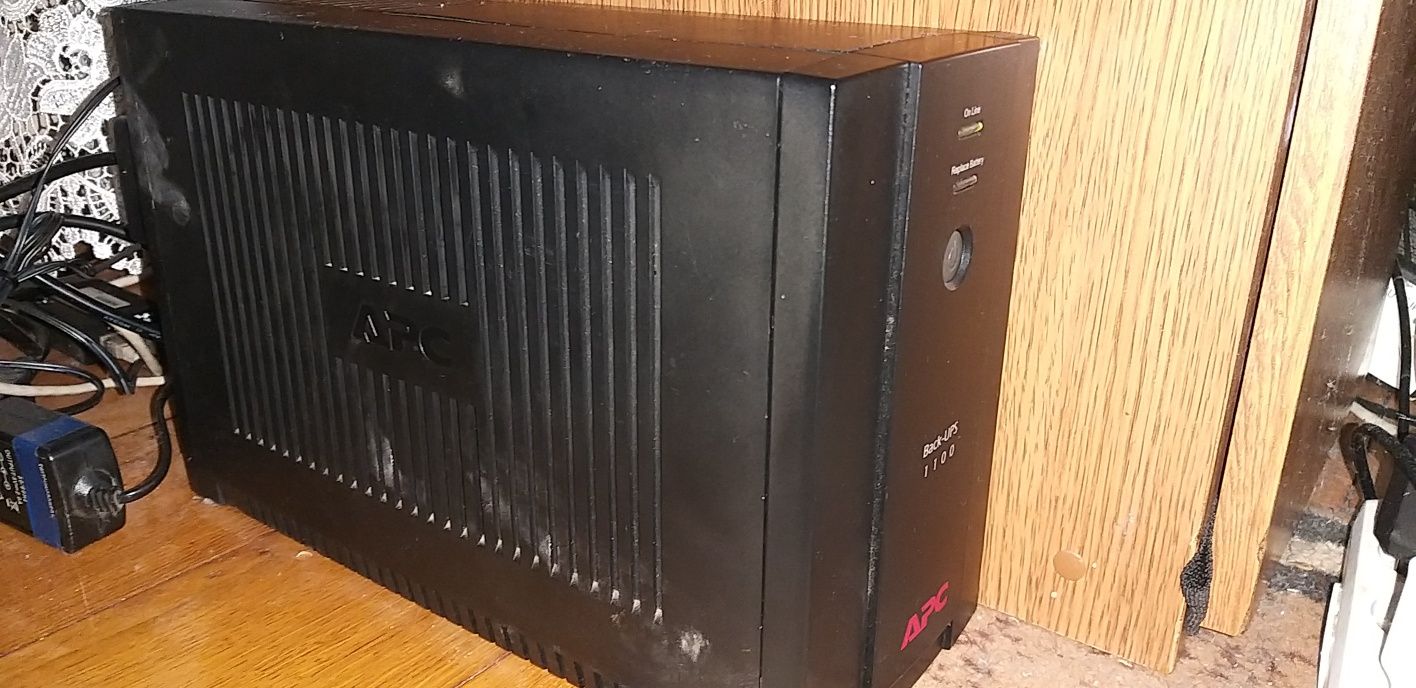 Джерело безперебійного живлення APC Back-UPS XS 1100CI