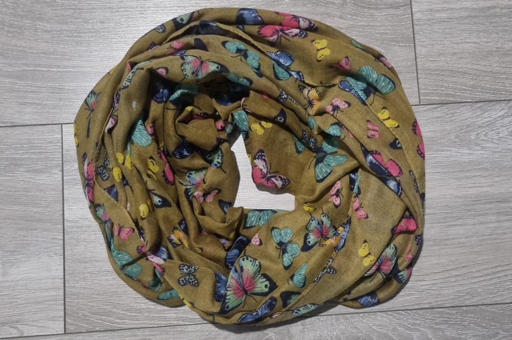 Lekki szalik w motyle