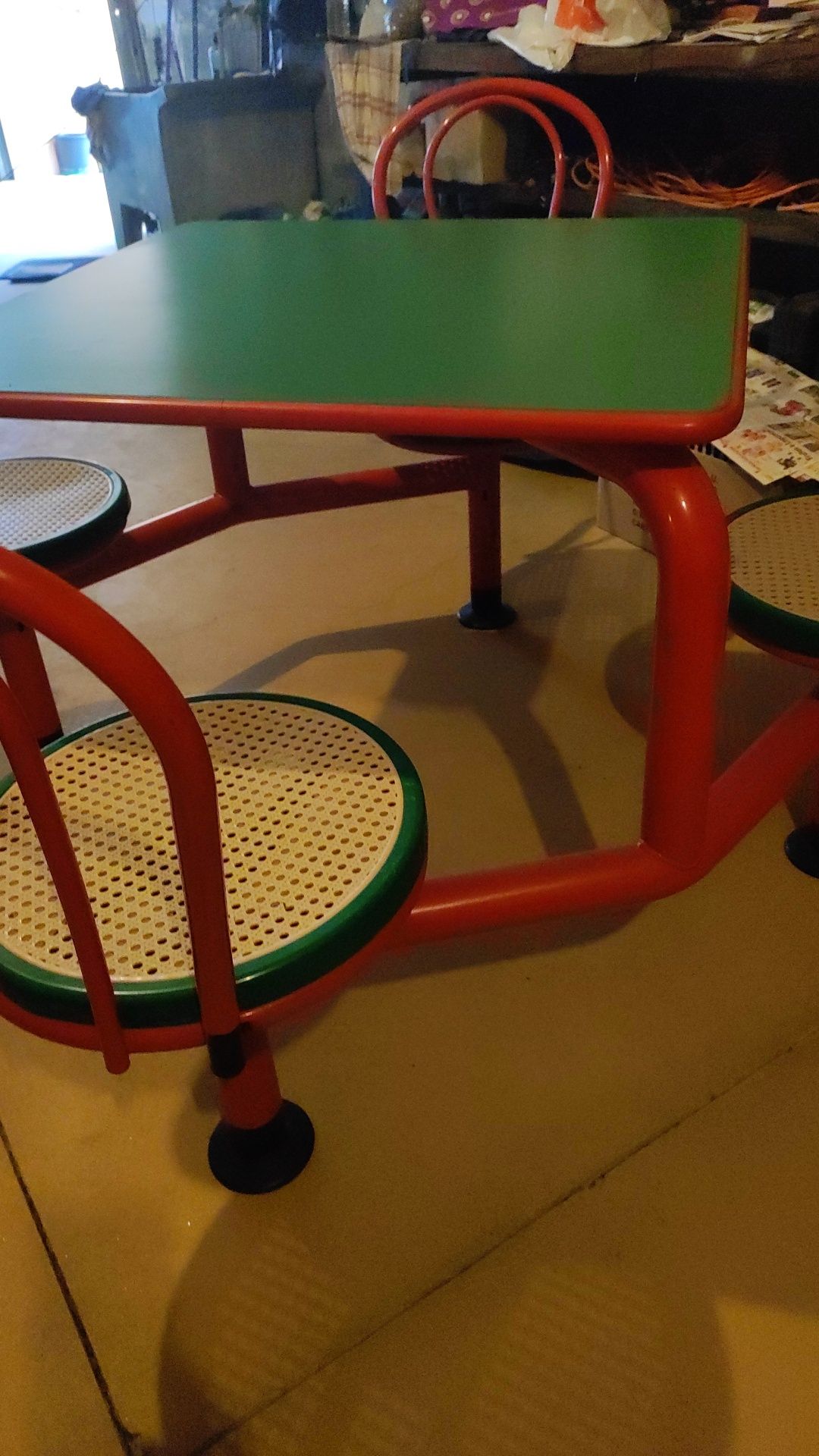 Vendo mesa de jogo com tampo apropriado para o efeito