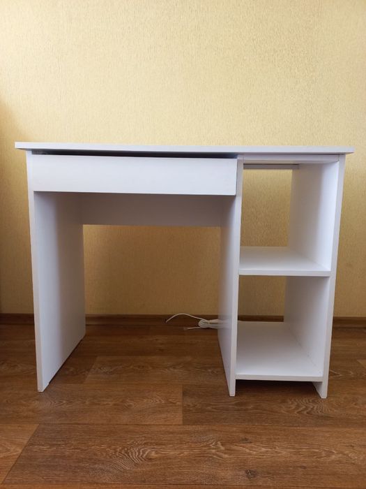 Письмовий стіл білий