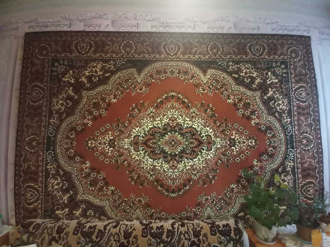 Килим 2.4м × 3.2 м.