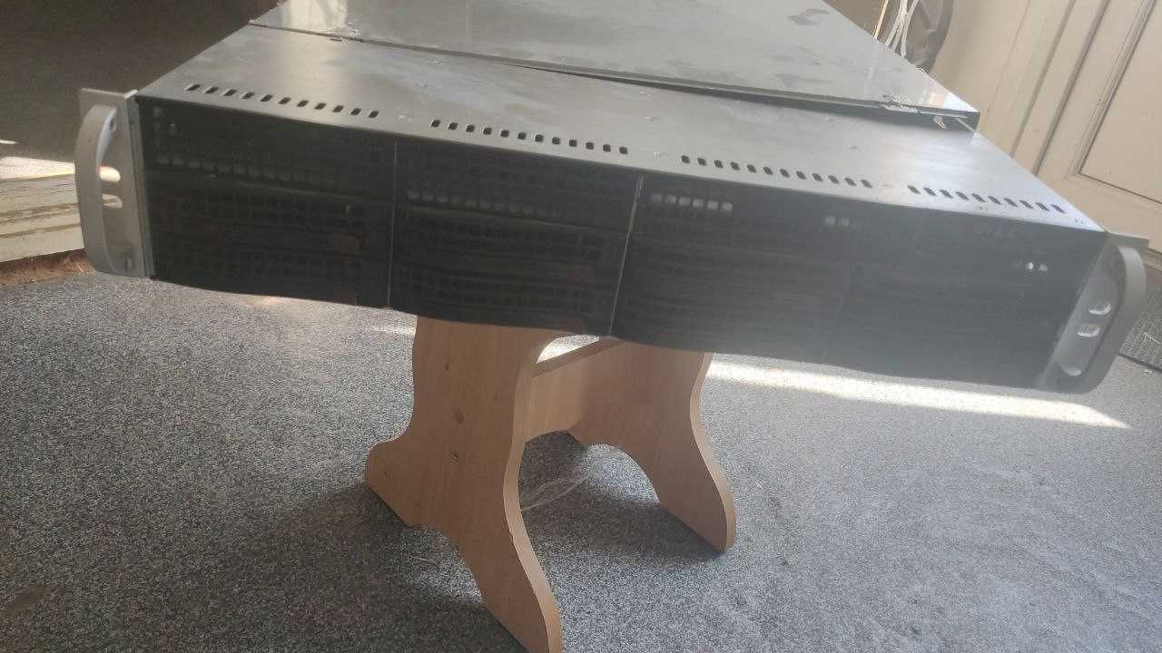 Стоечный сервер Supermicro Шасси: CSE-825 высотой 2U